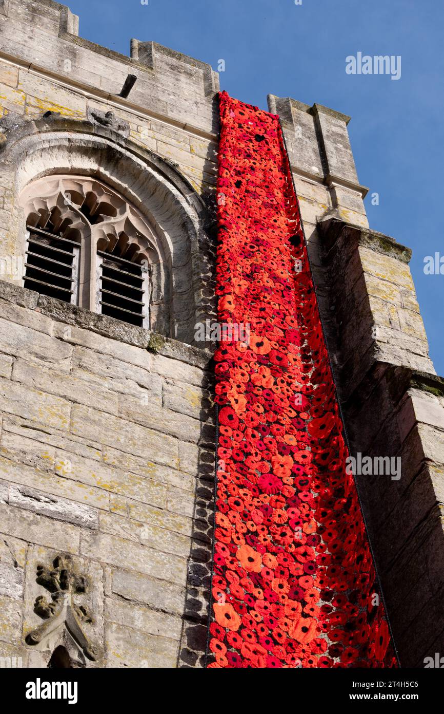 Gestrickter Mohn kaskadiert in St. Peter`s Church, Wellesbourne, Warwickshire, England, Großbritannien Stockfoto